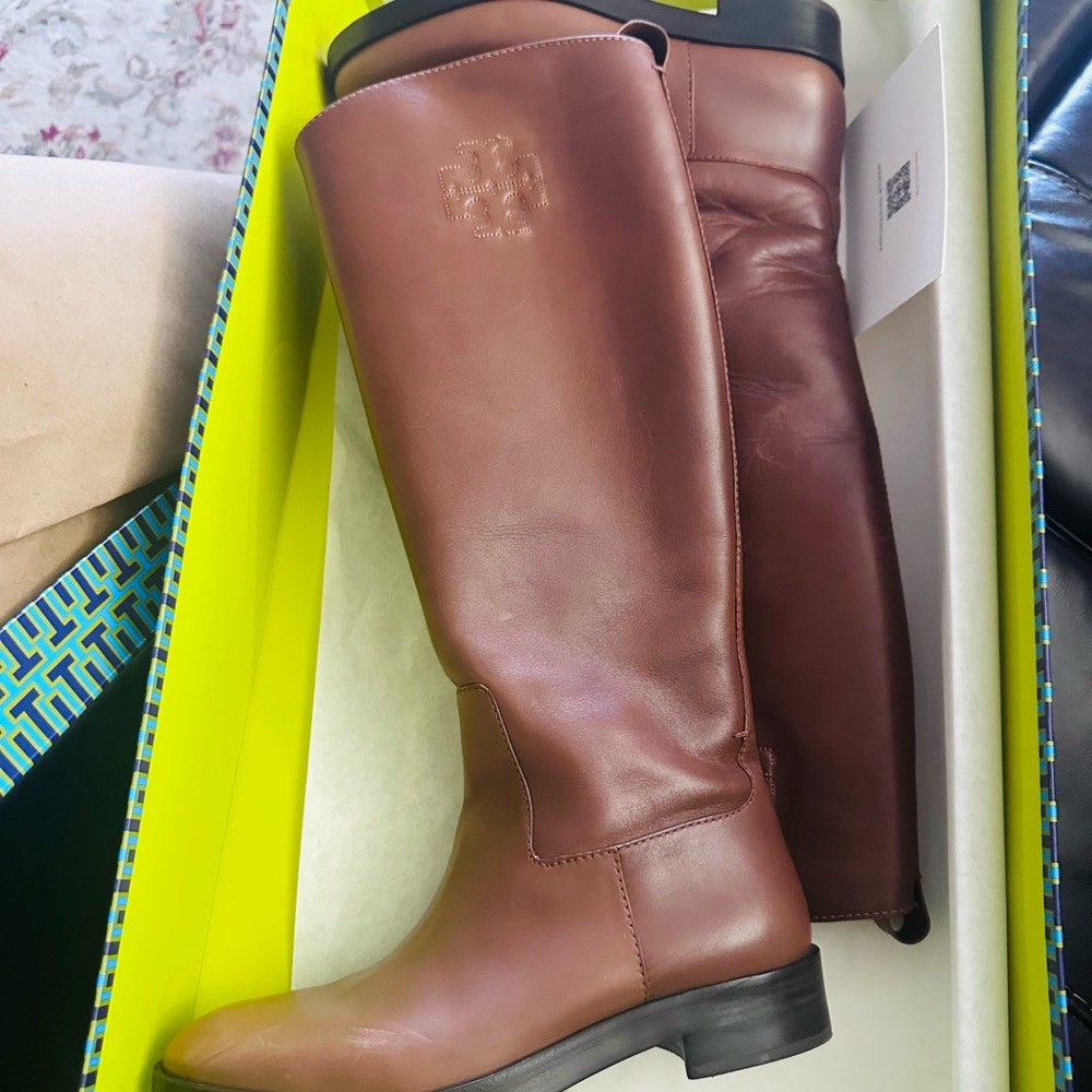 Tory Burch Brown Leather Sole.. I need wide calf I wish it fits on my fat legs😔